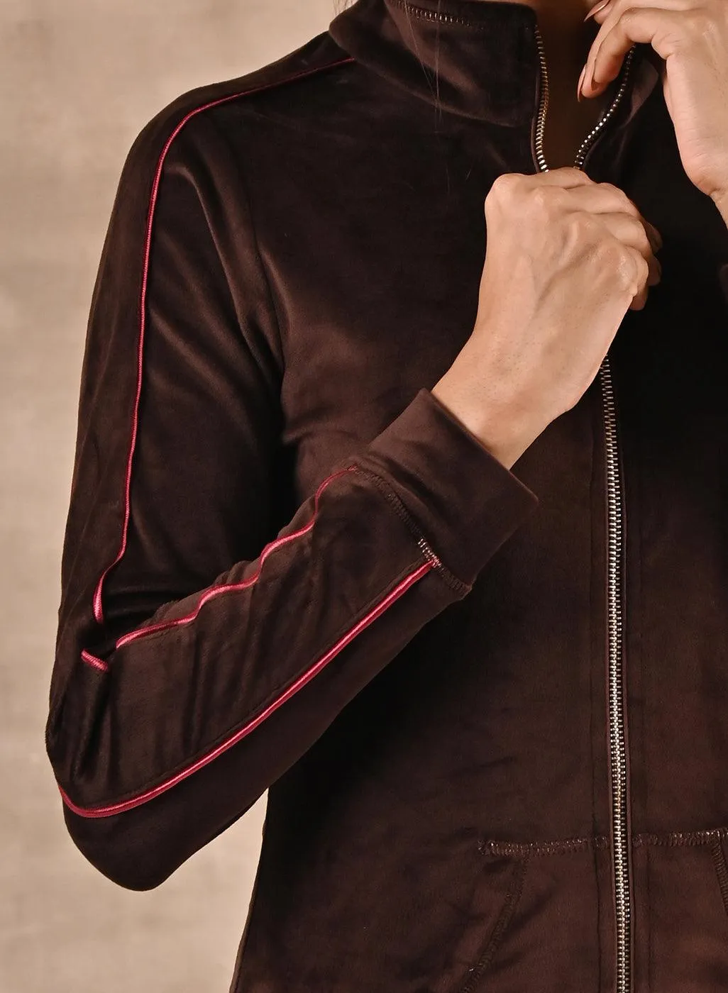 Brown Tracksuit with Classic Collar and Zip Closure